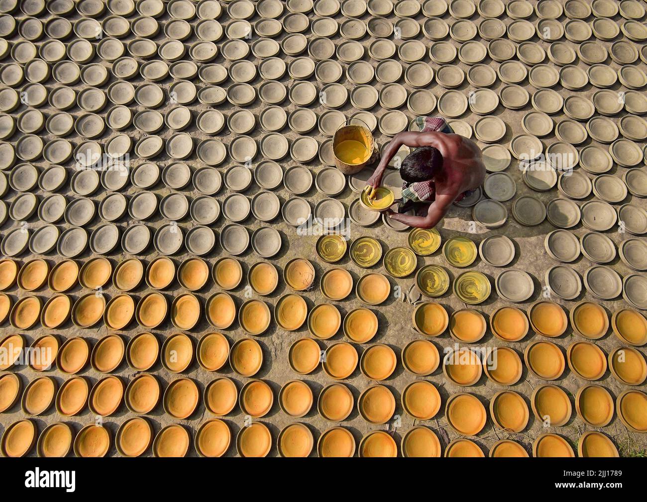 Ceramiche che filano l'argilla a mano nel Bangladesh rurale, mostrando la vita del villaggio, i toni della terra, la produzione tradizionale di ceramiche, artigianato artigianale, cultura locale Foto Stock