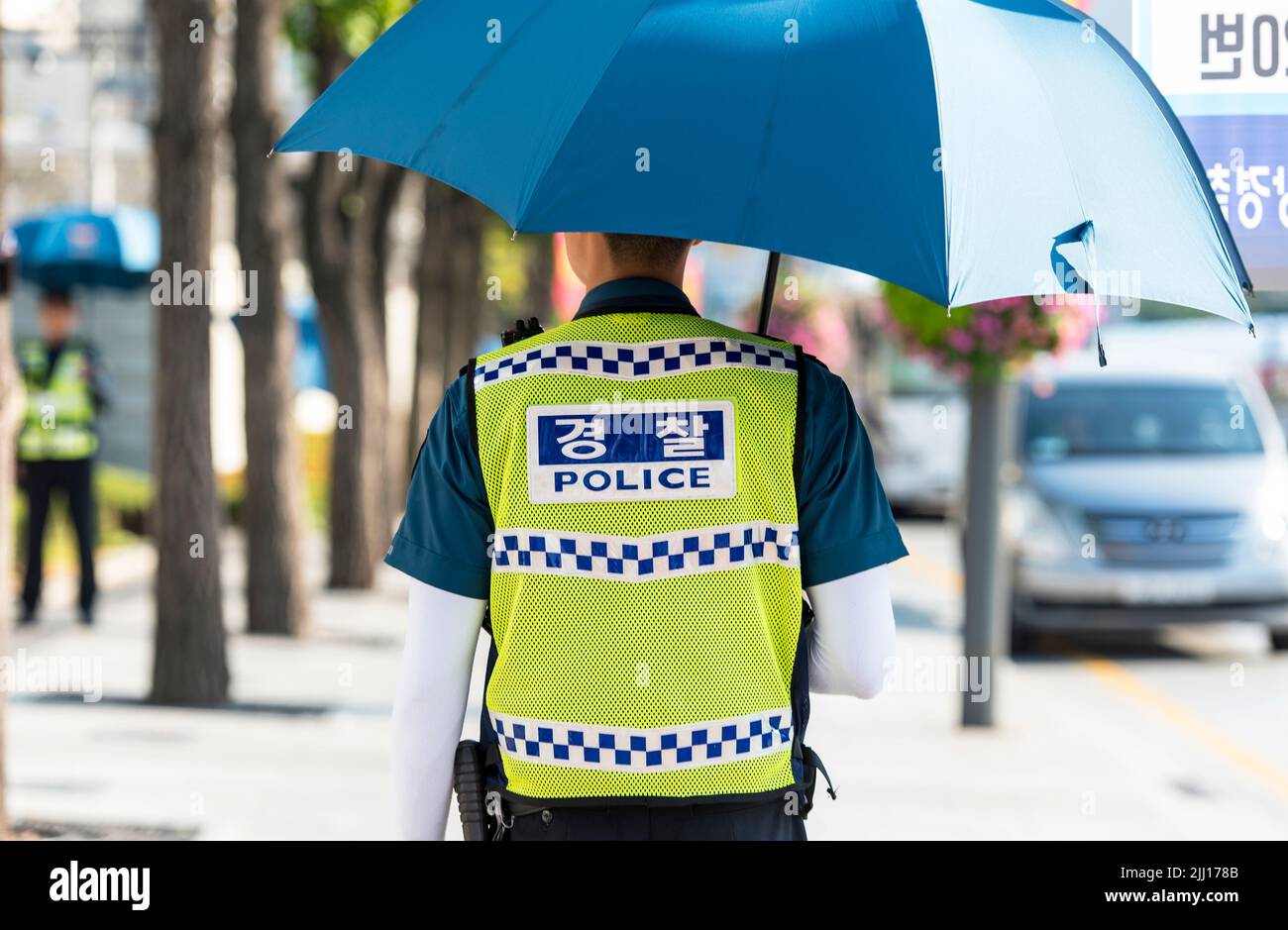 SEUL - 25 SETTEMBRE: Poliziotto dell'Agenzia Nazionale di polizia nella strada di Seul il 25 settembre. 2016 nella Corea del Sud Foto Stock