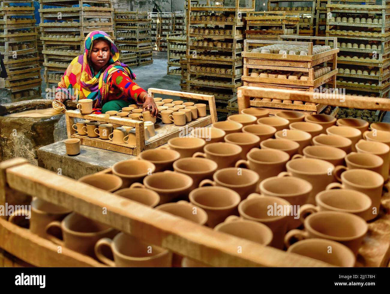 Ceramiche che filano l'argilla a mano nel Bangladesh rurale, mostrando la vita del villaggio, i toni della terra, la produzione tradizionale di ceramiche, artigianato artigianale, cultura locale Foto Stock