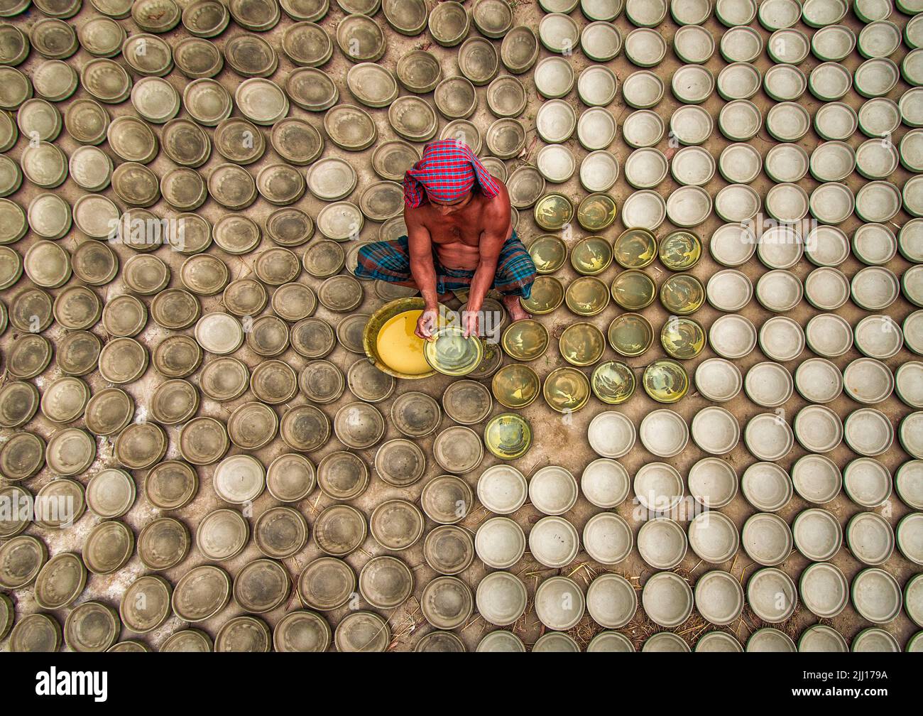 Ceramiche che filano l'argilla a mano nel Bangladesh rurale, mostrando la vita del villaggio, i toni della terra, la produzione tradizionale di ceramiche, artigianato artigianale, cultura locale Foto Stock