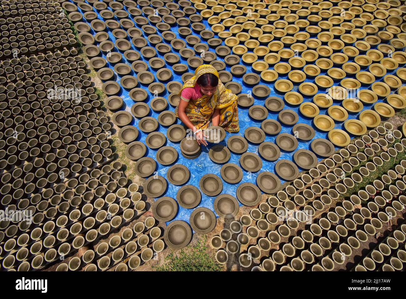 Ceramiche che filano l'argilla a mano nel Bangladesh rurale, mostrando la vita del villaggio, i toni della terra, la produzione tradizionale di ceramiche, artigianato artigianale, cultura locale Foto Stock