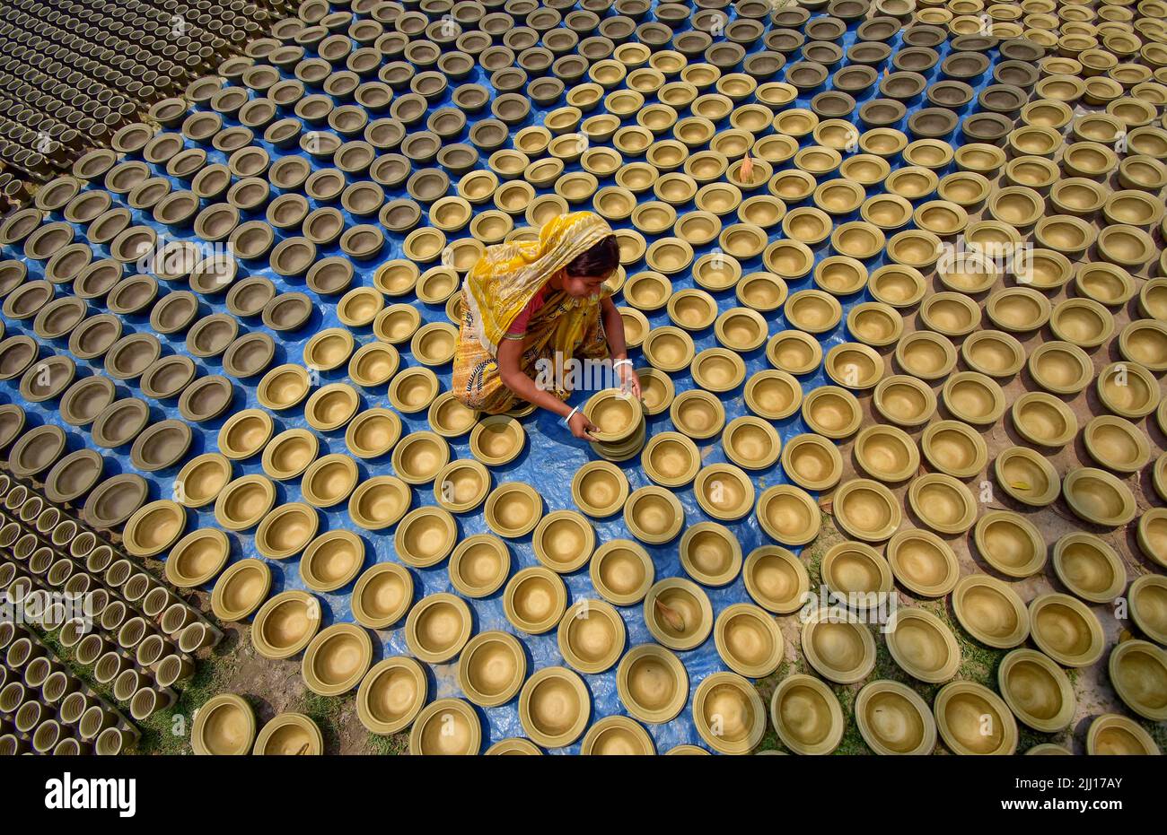 Ceramiche che filano l'argilla a mano nel Bangladesh rurale, mostrando la vita del villaggio, i toni della terra, la produzione tradizionale di ceramiche, artigianato artigianale, cultura locale Foto Stock