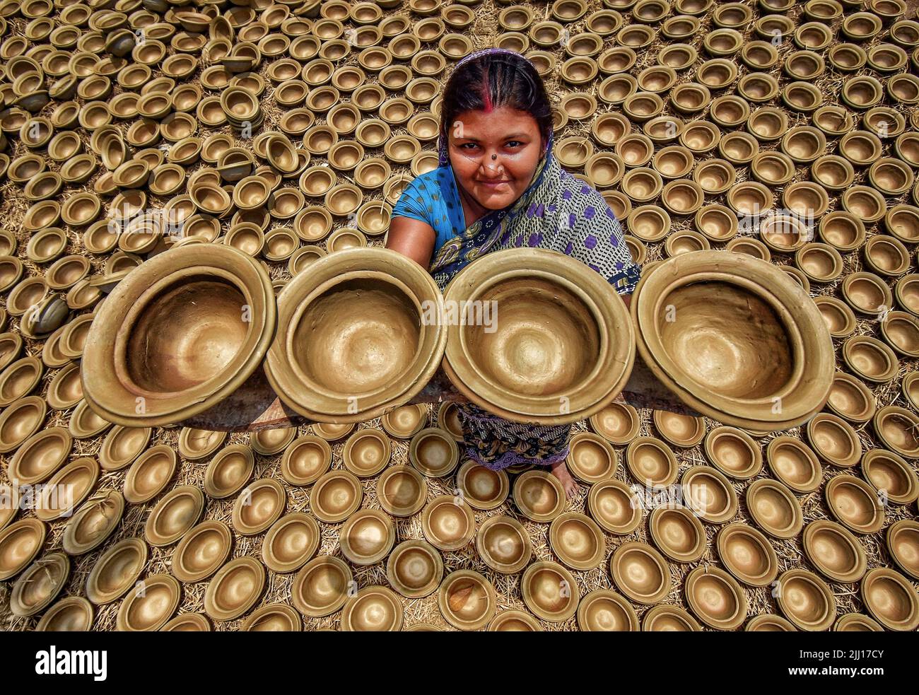 Ceramiche che filano l'argilla a mano nel Bangladesh rurale, mostrando la vita del villaggio, i toni della terra, la produzione tradizionale di ceramiche, artigianato artigianale, cultura locale Foto Stock