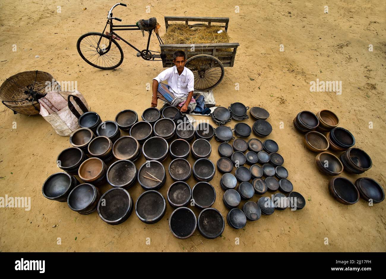 Ceramiche che filano l'argilla a mano nel Bangladesh rurale, mostrando la vita del villaggio, i toni della terra, la produzione tradizionale di ceramiche, artigianato artigianale, cultura locale Foto Stock