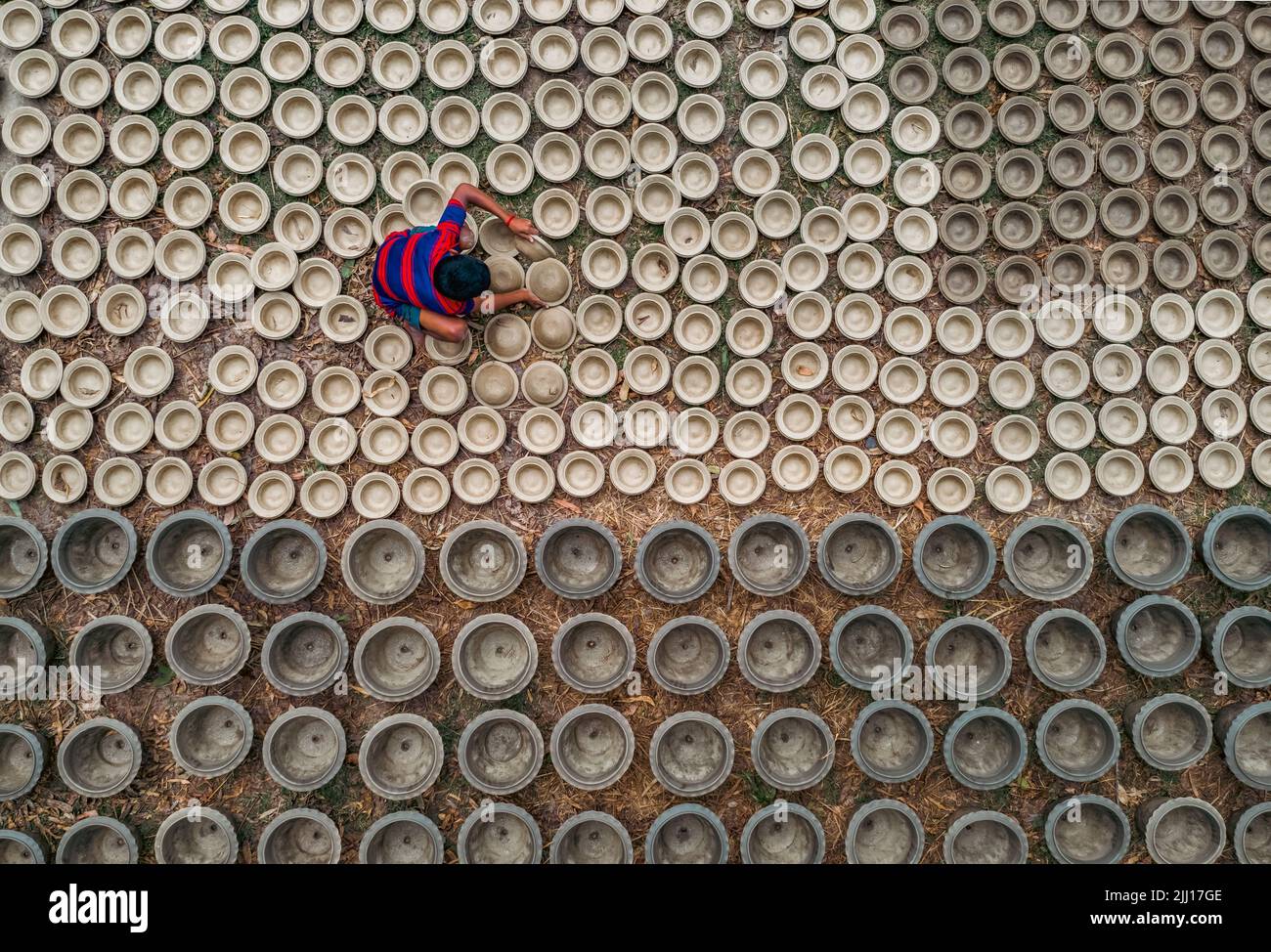 Ceramiche che filano l'argilla a mano nel Bangladesh rurale, mostrando la vita del villaggio, i toni della terra, la produzione tradizionale di ceramiche, artigianato artigianale, cultura locale Foto Stock