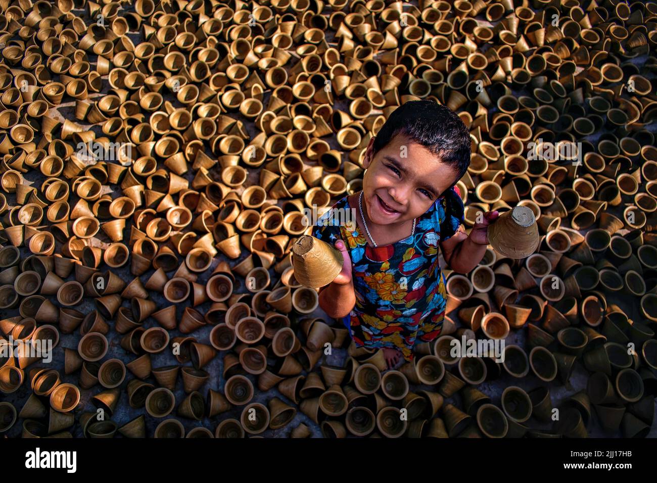 Ceramiche che filano l'argilla a mano nel Bangladesh rurale, mostrando la vita del villaggio, i toni della terra, la produzione tradizionale di ceramiche, artigianato artigianale, cultura locale Foto Stock