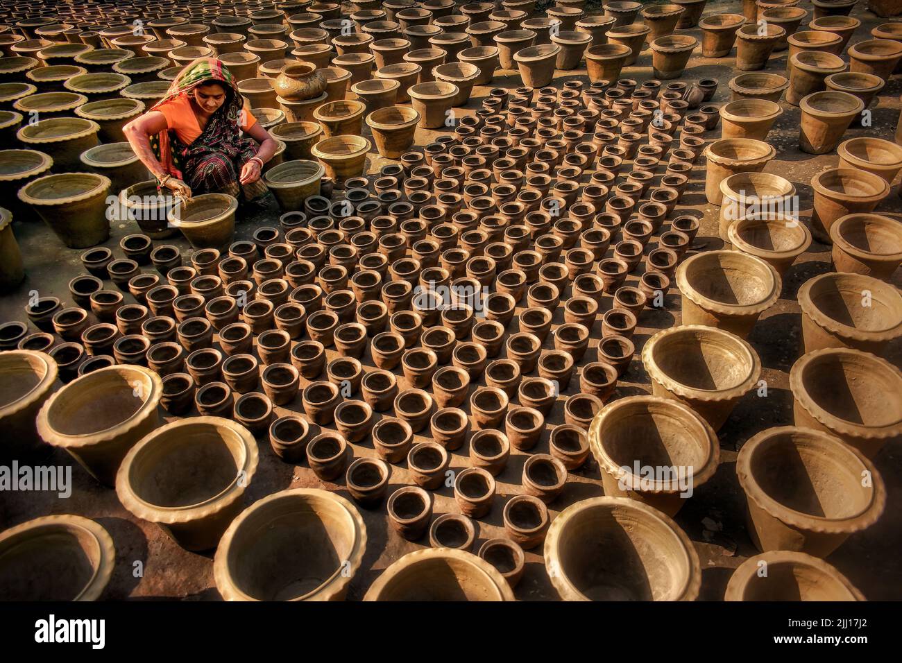 Ceramiche che filano l'argilla a mano nel Bangladesh rurale, mostrando la vita del villaggio, i toni della terra, la produzione tradizionale di ceramiche, artigianato artigianale, cultura locale Foto Stock
