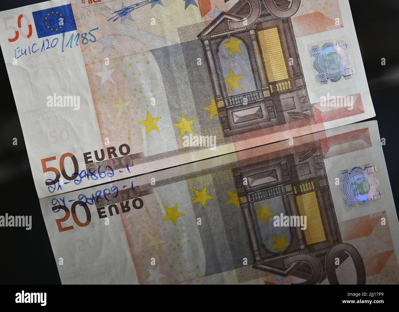 10 euro banknote in circulation immagini e fotografie stock ad alta