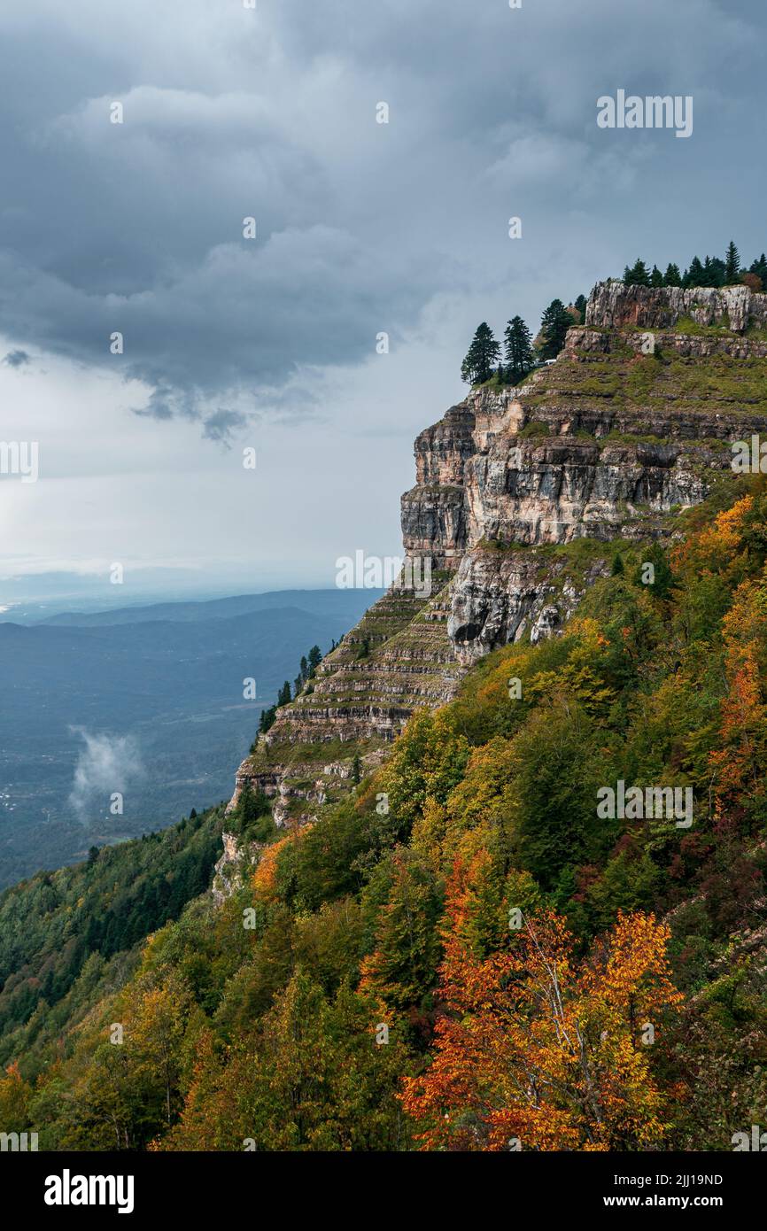 Splendido paesaggio della regione di Racha in Georgia. Viaggio in Georgia Foto Stock