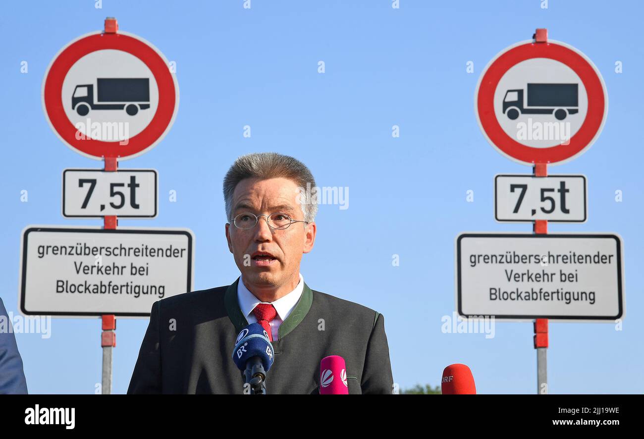 Rohrdorf, Germania. 22nd luglio 2022. Otto Lederer, amministratore distrettuale del distretto di Rosenheim, si trova di fronte alle indicazioni che vietano il traffico di transito dei camion nella valle dell'Inn durante un evento stampa all'uscita del A8. La Baviera sta reagendo al blocco degli autocarri in Tirolo: Già lunedì prossimo, 25 luglio 2022, le strade al di fuori delle autostrade bavaresi saranno chiuse al traffico transfrontaliero di autocarri nei giorni in questione. Credit: Uwe Lein/dpa/Alamy Live News Foto Stock