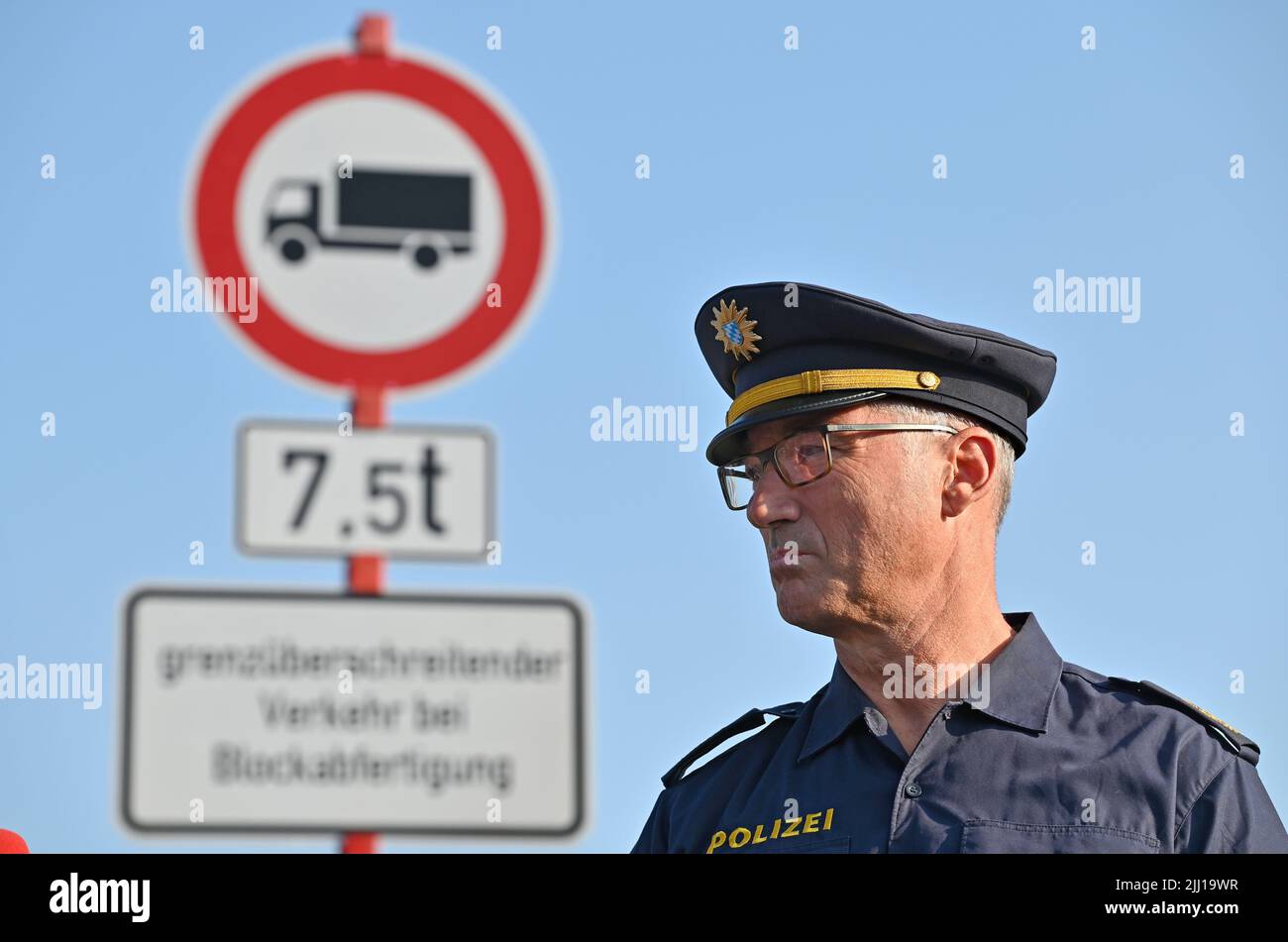 Rohrdorf, Germania. 22nd luglio 2022. Il Vice Presidente della polizia Frank Hellwig della sede centrale della polizia Sud dell'alta Baviera si trova di fronte alle indicazioni che vietano il traffico di transito di camion nella valle dell'Inn durante un evento stampa sul Auobahn A8. La Baviera sta reagendo al blocco degli autocarri in Tirolo: Già lunedì prossimo, 25 luglio 2022, le strade al di fuori delle autostrade bavaresi saranno chiuse al traffico transfrontaliero di autocarri nei giorni in questione. Credit: Uwe Lein/dpa/Alamy Live News Foto Stock