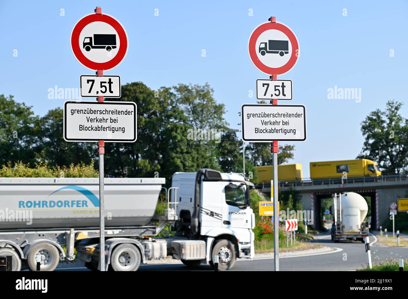 Rohrdorf, Germania. 22nd luglio 2022. I cartelli che vietano il traffico di transito dei camion nella valle dell'Inn si trovano all'uscita dell'autostrada A8 vicino a Rohrdorf durante un evento stampa. La Baviera sta reagendo al blocco degli autocarri in Tirolo: Già lunedì prossimo, 25 luglio 2022, le strade fuori dalle autostrade bavaresi saranno chiuse al traffico transfrontaliero di autocarri nei giorni in questione. Credit: Uwe Lein/dpa/Alamy Live News Foto Stock