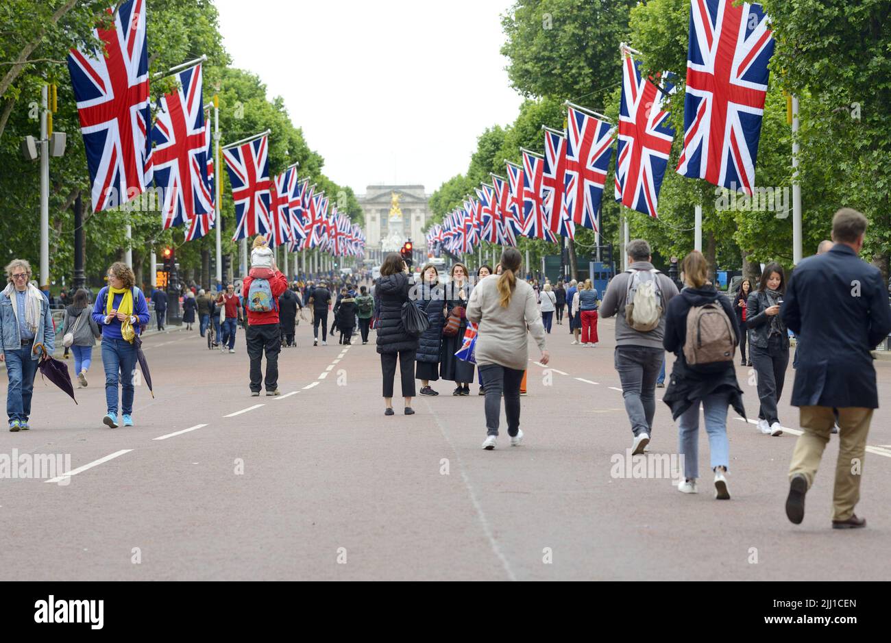 Londra, Inghilterra, Regno Unito. People in the Mall mentre è chiuso al traffico prima delle celebrazioni del Giubileo del platino della Regina, 30th maggio 2022 Foto Stock