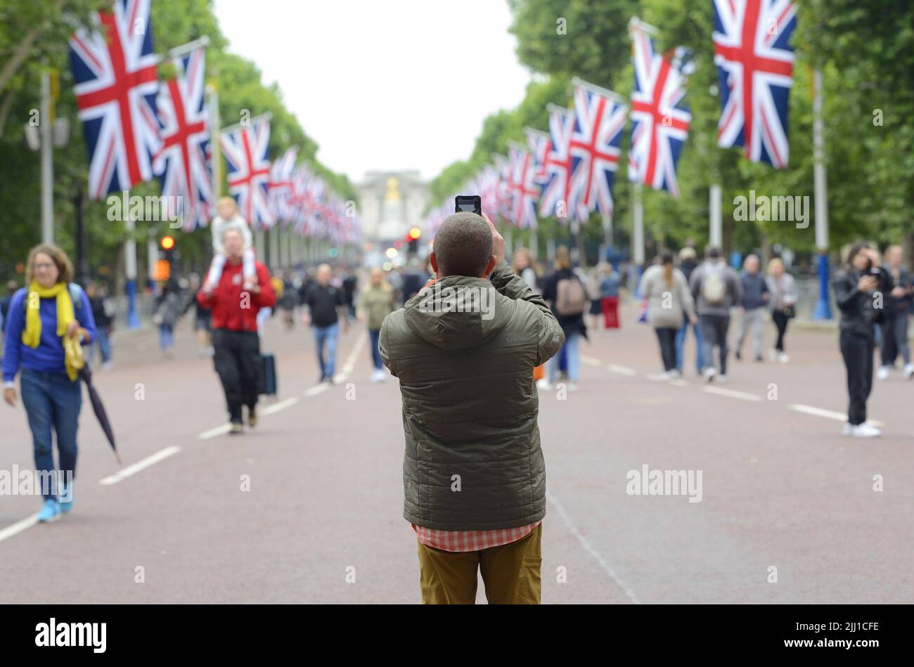 Londra, Inghilterra, Regno Unito. People in the Mall mentre è chiuso al traffico prima delle celebrazioni del Giubileo del platino della Regina, 30th maggio 2022 Foto Stock