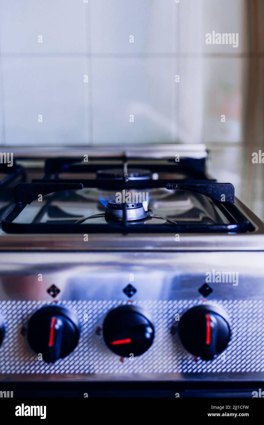 Stufa a gas da cucina, stufa da cucina con una fiamma blu e pomelli di controllo del potere del fuoco. Foto Stock