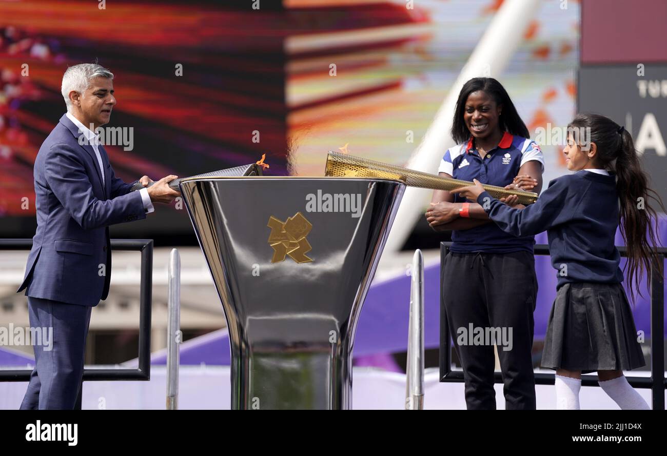 Il sindaco di Londra Sadiq Khan (a sinistra) e i medalisti d'oro olimpici Christine Ohuruogu (al centro) aiutano a illuminare la fiamma Legacy durante l'evento di 10th anni delle Olimpiadi di Londra del 2012 che si tiene al Bridge uno al Queen Elizabeth Olympic Park di Londra. Mercoledì 27 luglio segnerà esattamente 10 anni dalla cerimonia di apertura dei Giochi Olimpici di Londra 2012. Data foto: Venerdì 22 luglio 2022. Foto Stock