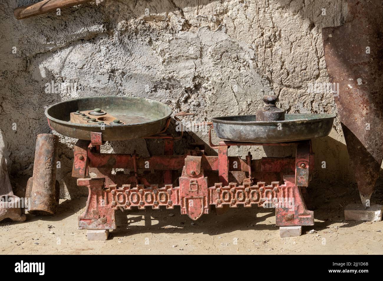 Vista frontale della scala vintage con messa a fuoco selettiva. Foto Stock