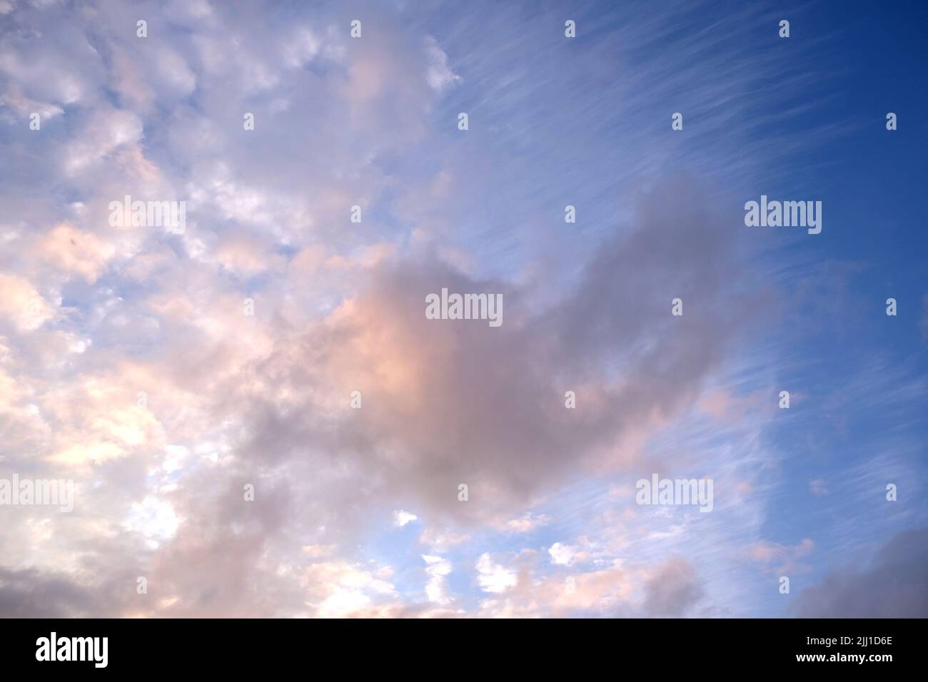 Bellissimo paesaggio di cielo con diversi tipi di nuvole Foto Stock