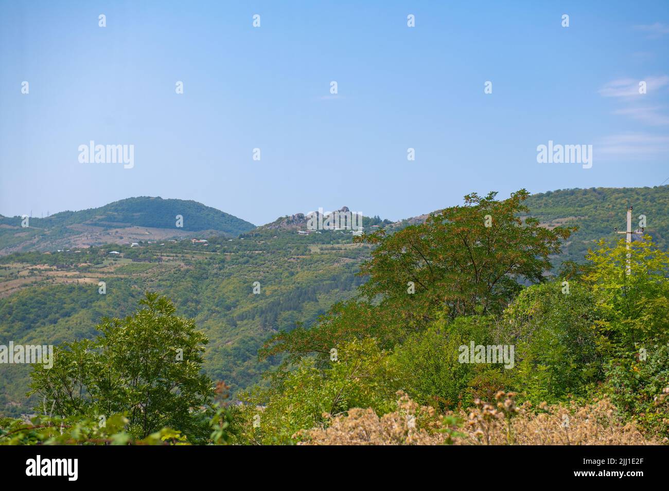 Paesaggio estivo di montagne a Zhinvali in Georgia Foto Stock