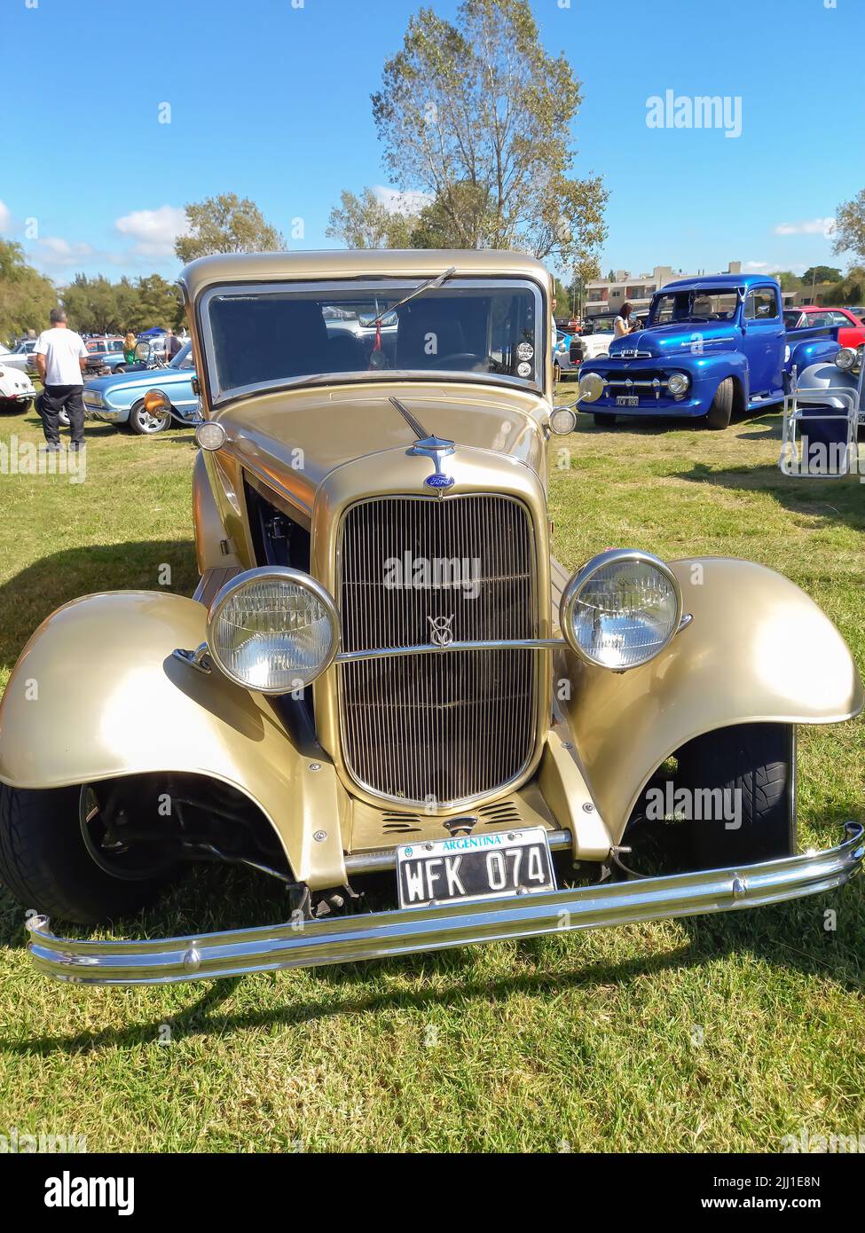 Chascomus, Argentina - Apr 9, 2022: Old beige custom 1932 Ford modello B 18 V8 Tudor Sedan hot Rod. Natura verde erba e alberi. Mostra di auto classiche. Foto Stock