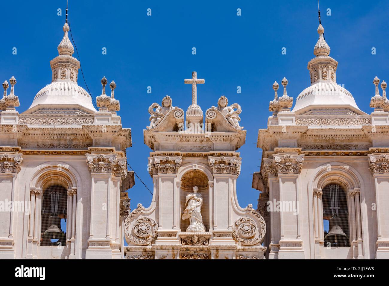 Le campane e le varie figure della facciata superiore della chiesa monastica dell'Abbazia di Alcobaca, Portogallo Foto Stock