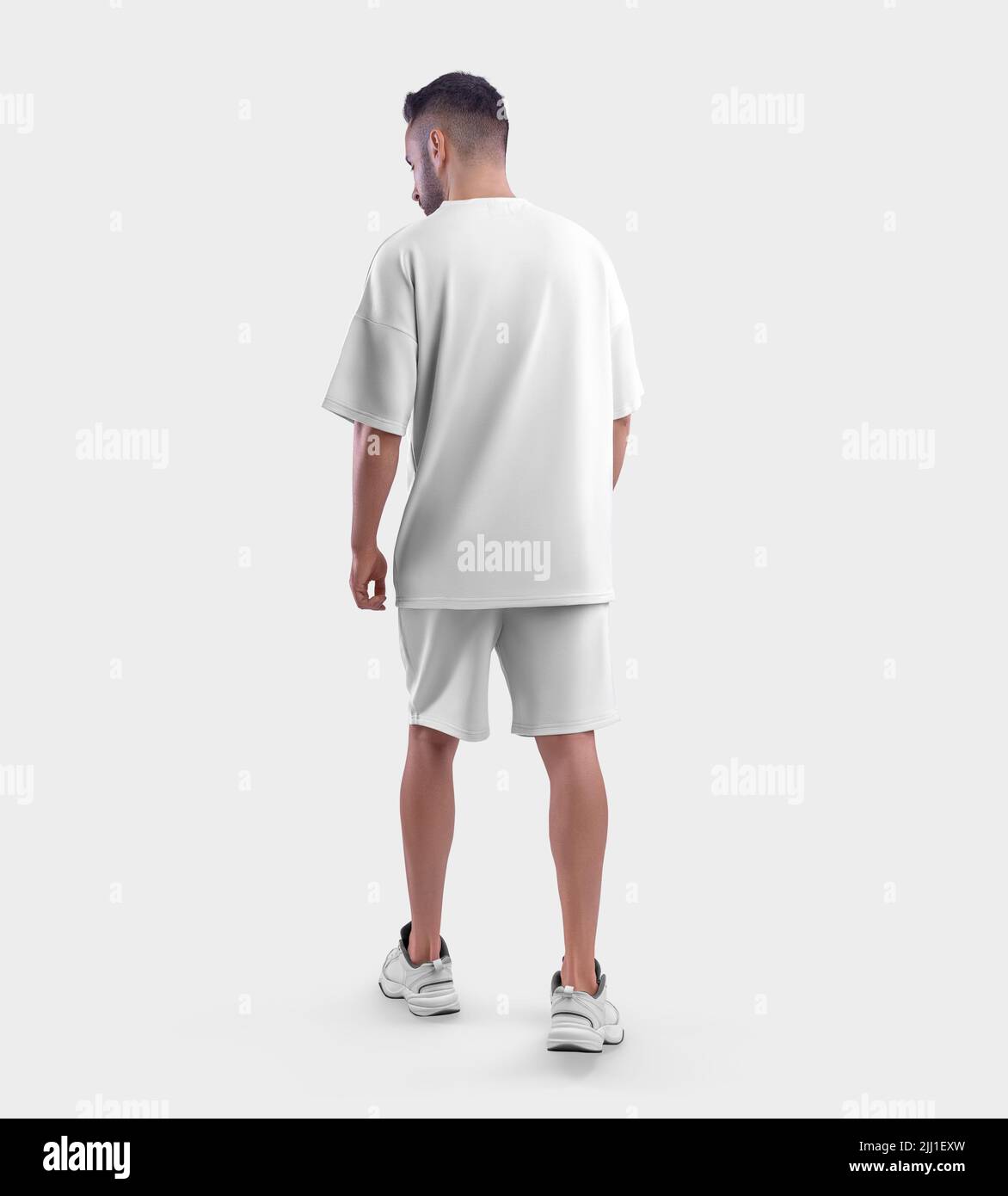 Modello di abbigliamento sportivo bianco alla moda, t-shirt oversize e shorts da uomo in sneakers, isolato sullo sfondo in studio, sul retro. Mockup di abbigliamento su una GU Foto Stock