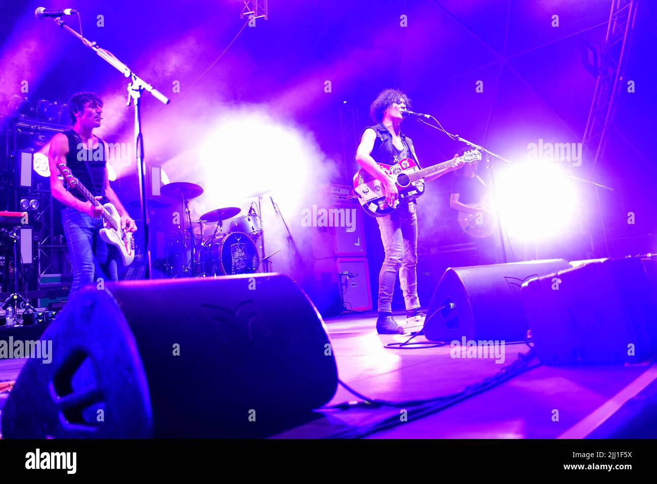 Roma, Italia. 21st luglio 2022. Massimiliano 'Ufo' Schiavelli e Andrea Appino, membri della rock band italiana Zen Circus, suonano dal vivo a Villa Ada di Roma. Credit: SOPA Images Limited/Alamy Live News Foto Stock
