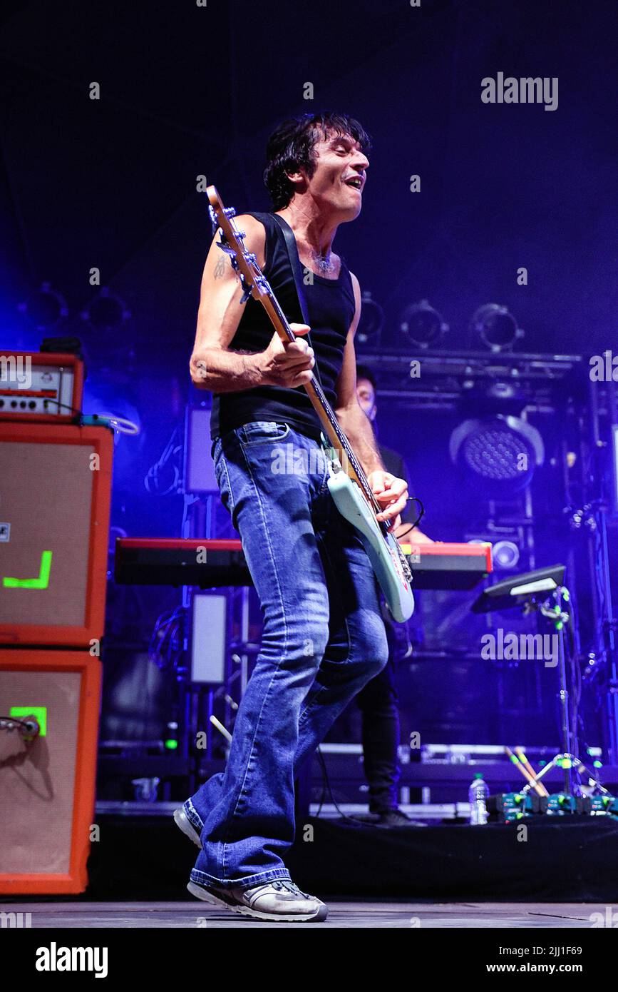 Roma, Italia. 21st luglio 2022. Massimiliano 'Ufo' Schiavelli, membro della rock band italiana Zen Circus, suona dal vivo a Villa Ada di Roma. Credit: SOPA Images Limited/Alamy Live News Foto Stock