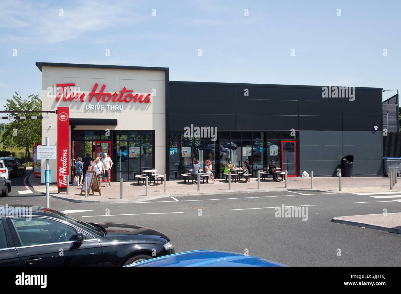 Ristorante Tim Hortons e drive-in a Oldbury Foto Stock