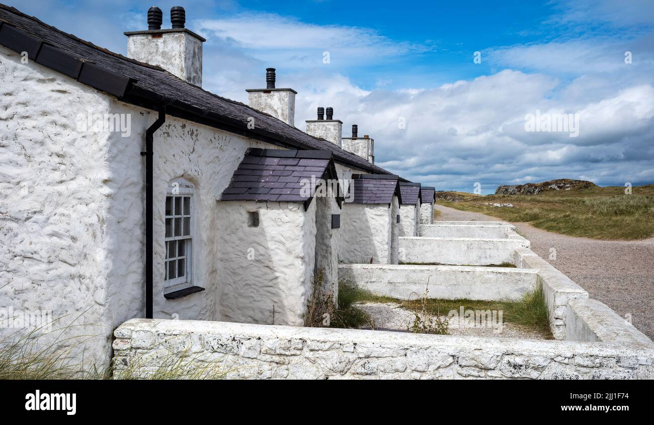 L'iconico ma modesto 'Pilot's Cottages' sull'isola di Llanddwyn, Anglesey, Galles Foto Stock