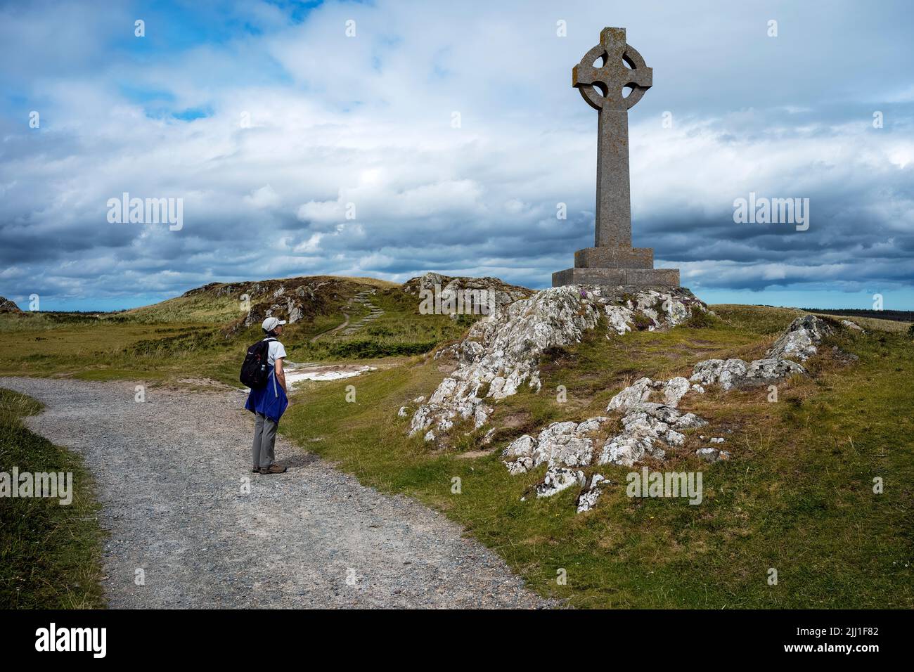 La Croce celtica di pietra alta 20th secolo che celebra la vita di San Dwynwen (5th secolo) Patrono degli amanti, Llanddwyn Island, Anglesey, Galles Foto Stock