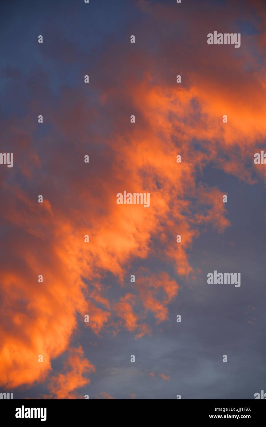 nuvole rosse dal tramonto di sera Foto Stock