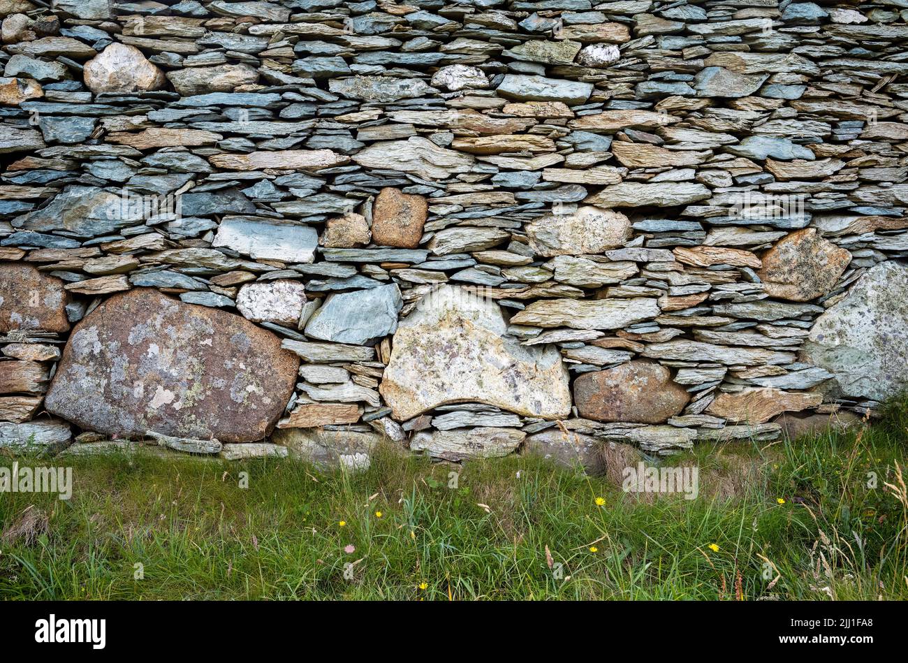Artigianato in armonia con la notevole geologia di Rhoscolyn Head, Anglesey, Galles Foto Stock