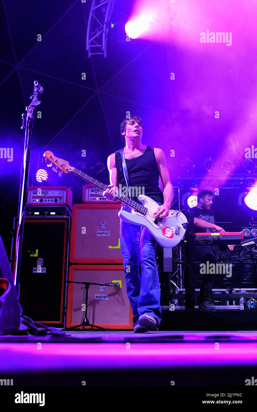 Massimiliano 'Ufo' Schiavelli, membro della rock band italiana Zen Circus, suona dal vivo a Villa Ada di Roma. (Foto di Vincenzo Nuzzolese / SOPA Images/Sipa USA) Foto Stock