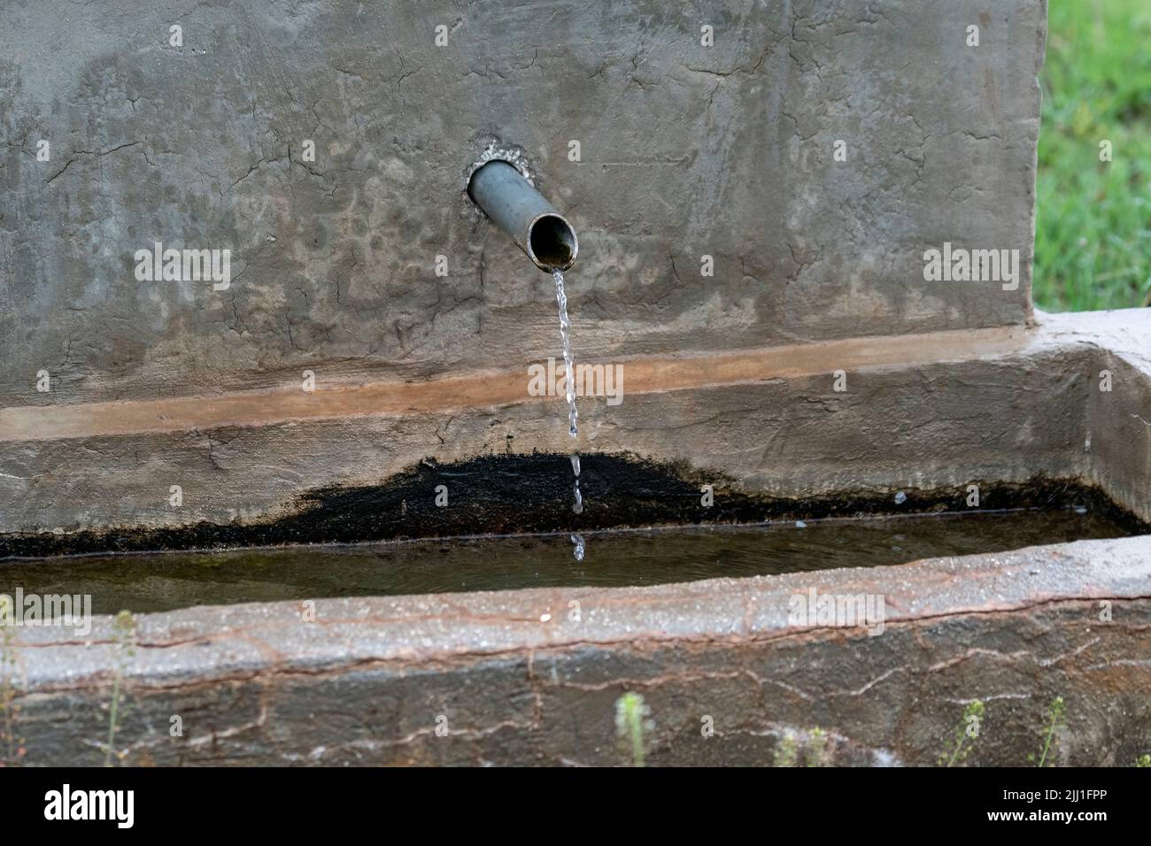 Fuoco selettivo sparato dalla vista opposta della fontana situata nella zona rurale con punta di ferro. Foto Stock