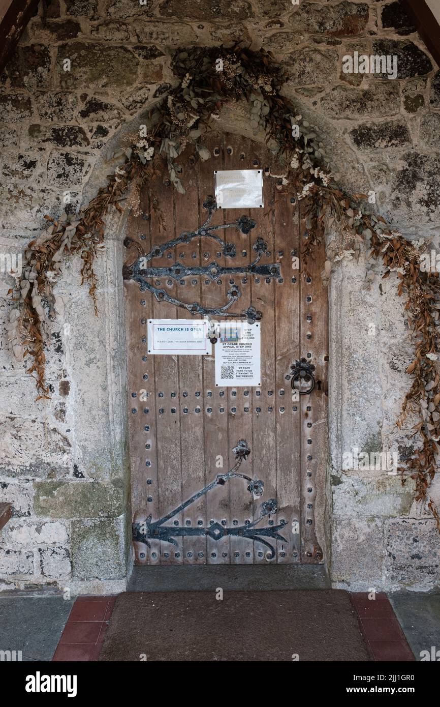 Esterno della chiesa parrocchiale di St Grade (classificato Grade 1), il Lizard, Cornovaglia Foto Stock