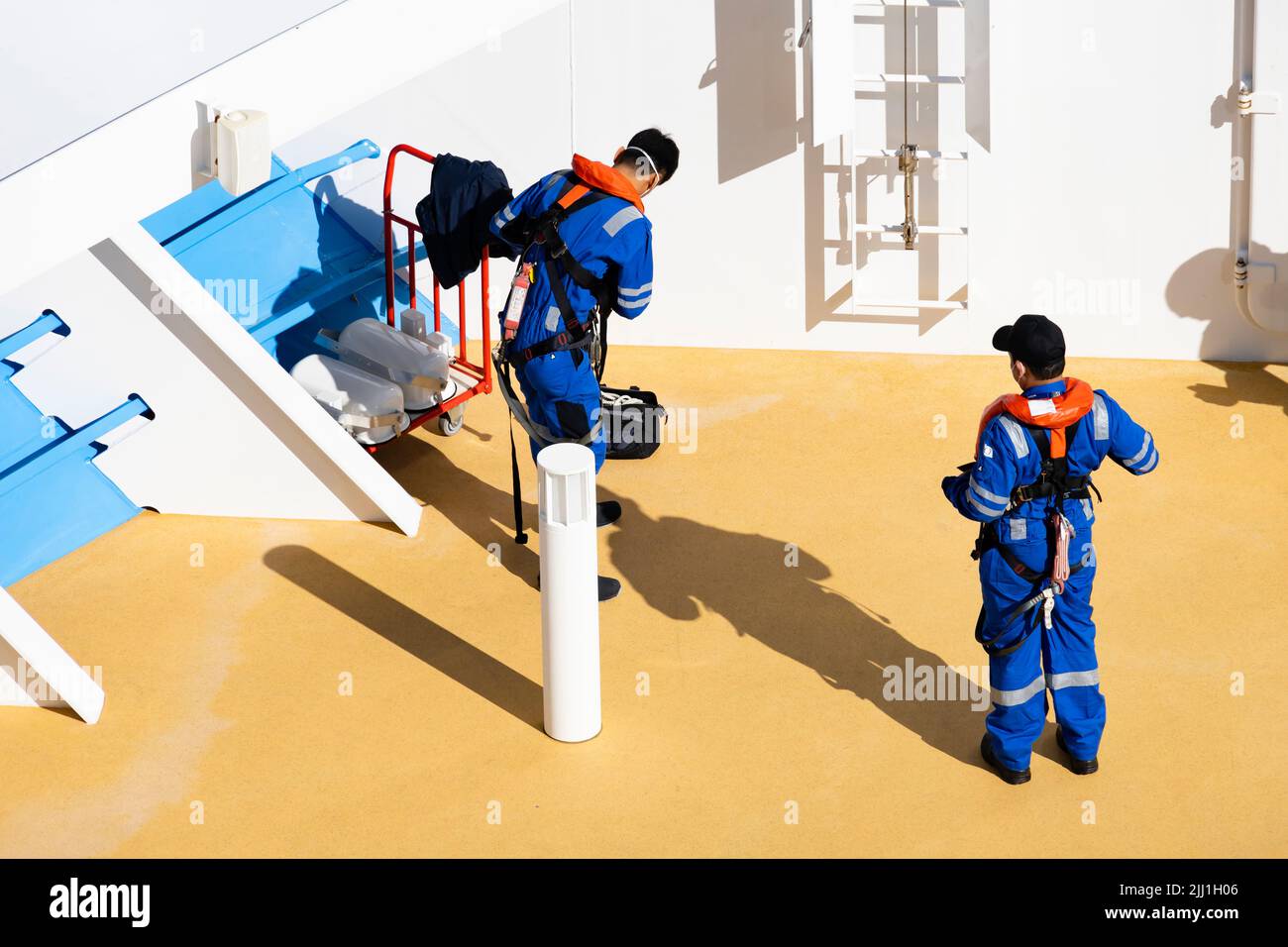 Il personale addetto alla manutenzione delle navi si prepara a lavorare con il PPE completo sulla MS Iona, ormeggiato a Stavanger, Norvegia Foto Stock