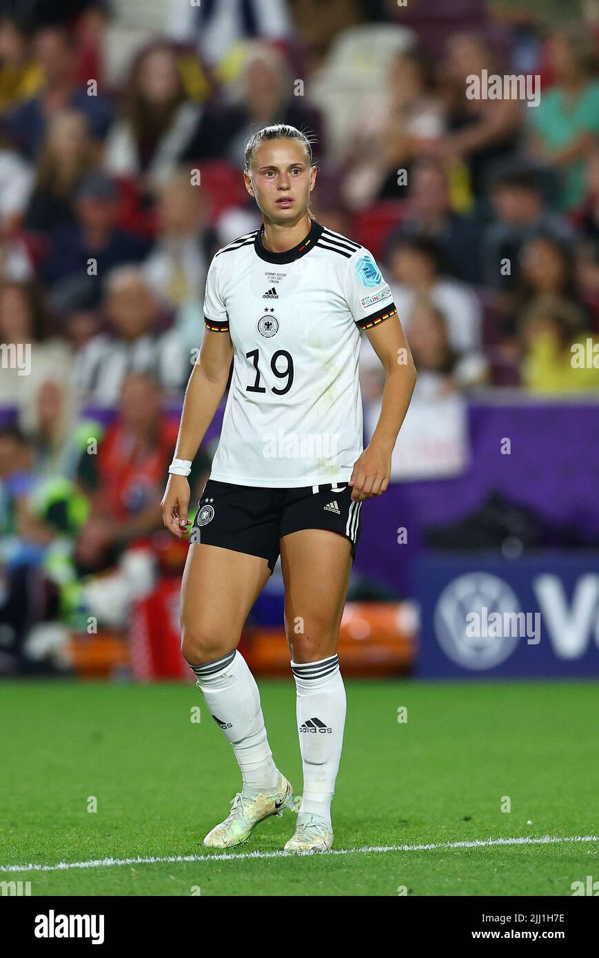 Londra, Inghilterra, 21st luglio 2022. Klara Buhl di Germania durante la partita UEFA Women's European Championship 2022 al Brentford Community Stadium di Londra. Il credito d'immagine dovrebbe essere: David Klein / Sportimage Foto Stock