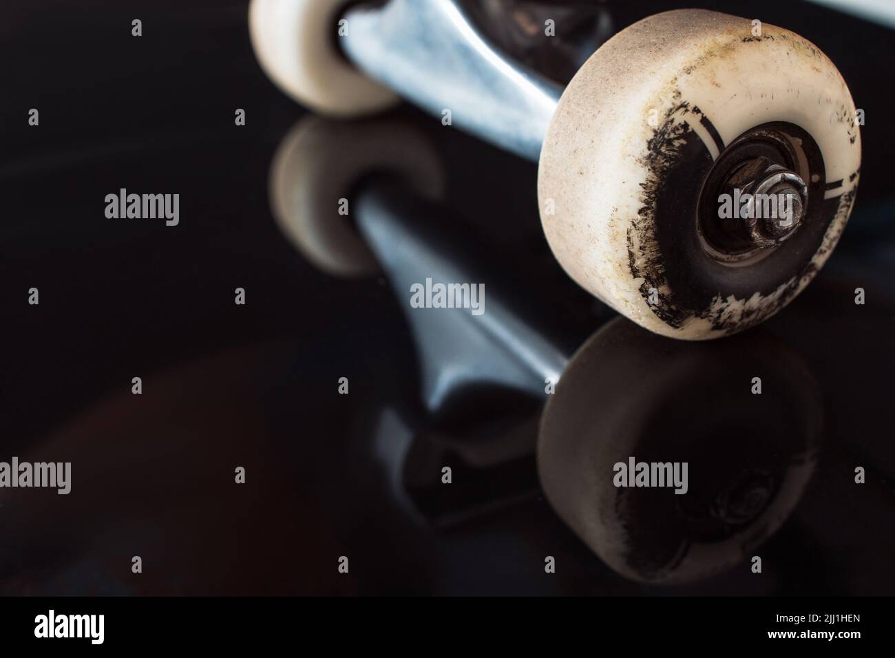 Skateboard camion e ruote su sfondo a colpo d'occhio Foto Stock