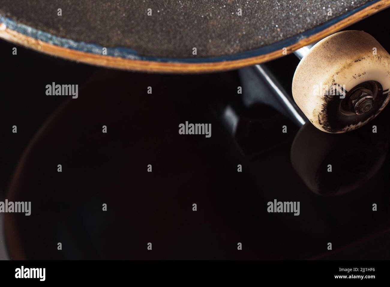 Skateboard coperta e ruota su sfondo a colpo d'occhio Foto Stock