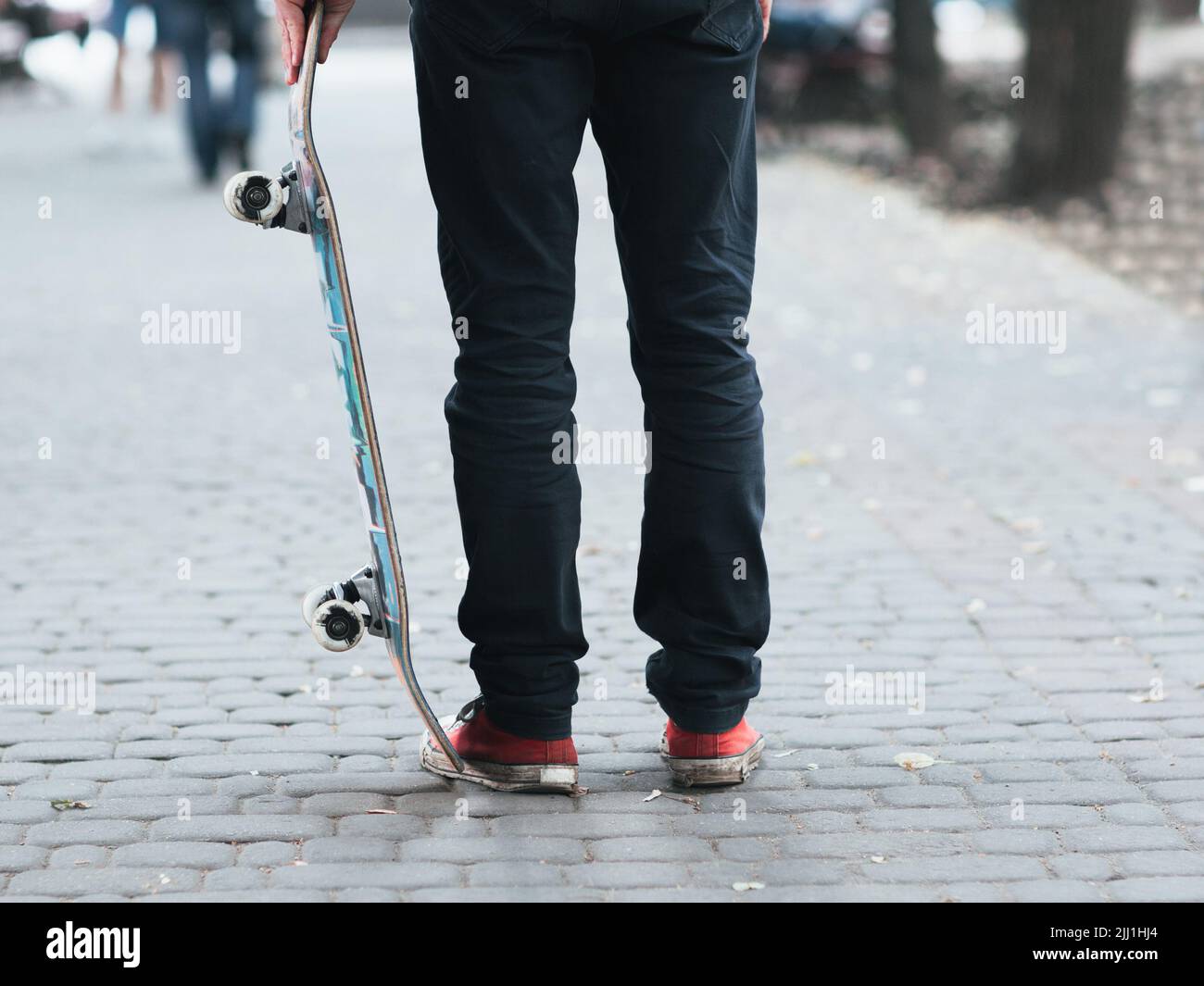 Skateboarder con pattinare in strada. Foto Stock