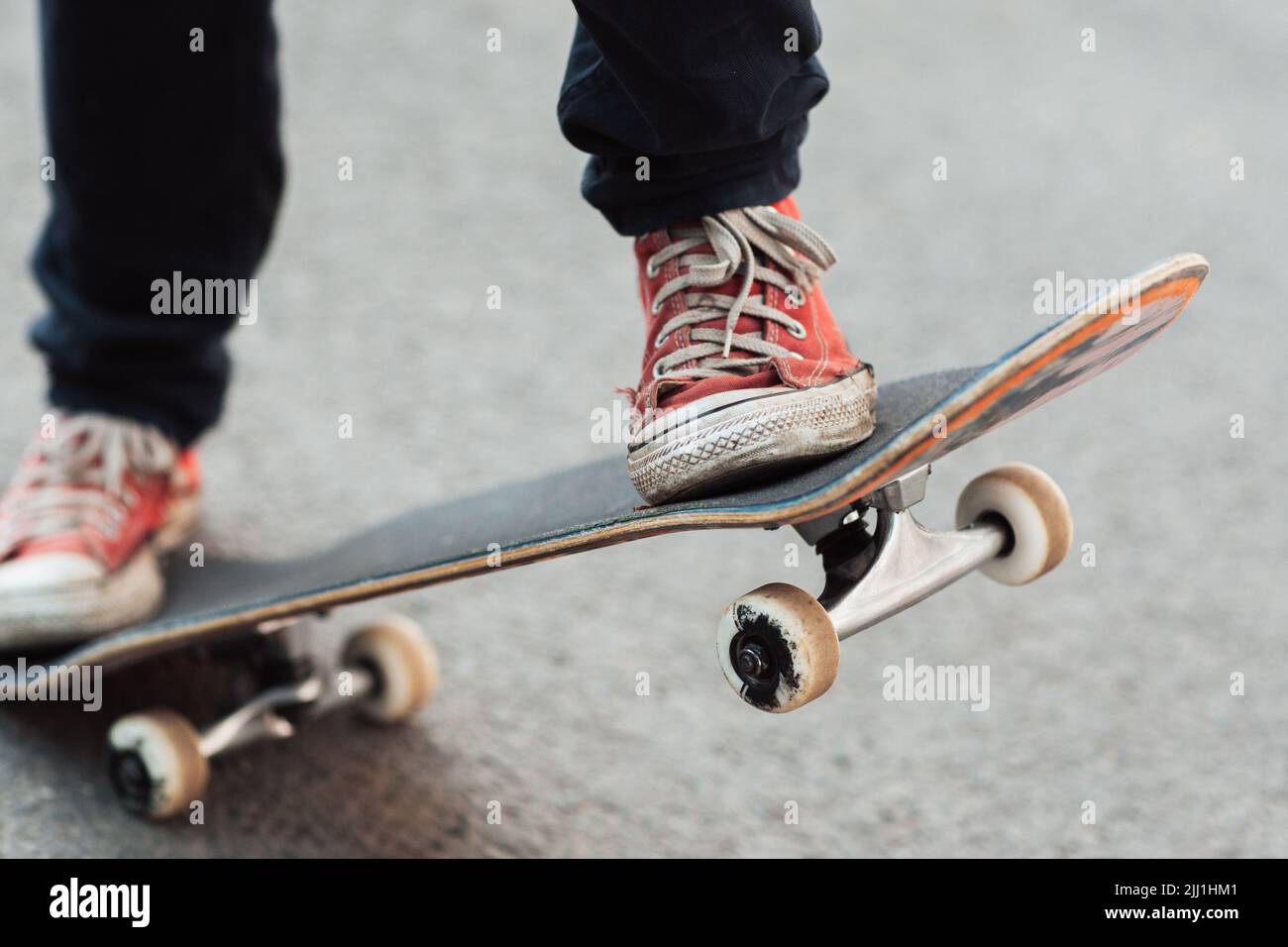 Skateboarder irriconoscibile con sneakers rosse Foto Stock
