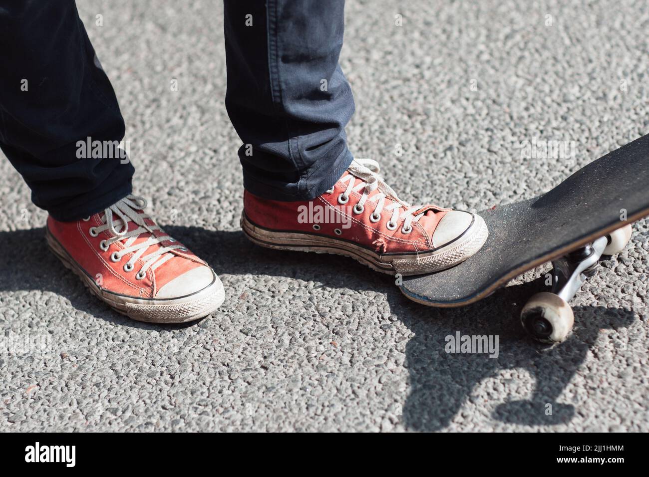 Skater fare esercizio di trucco. Foto Stock