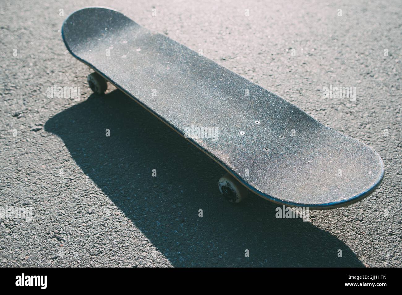 Skateboard sulla strada. Sfida sportiva estrema Foto Stock