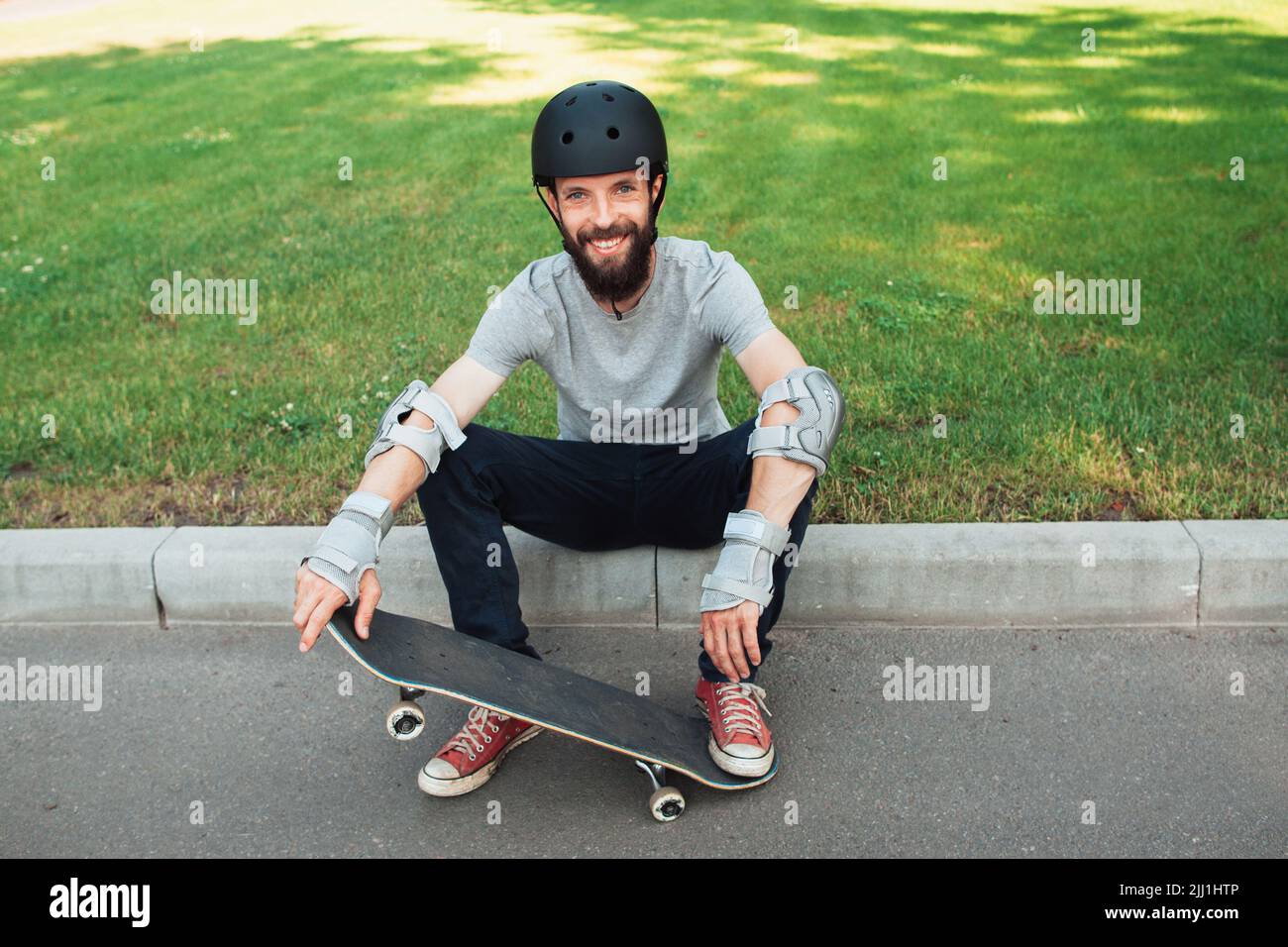 Gara skateboarder, breve pausa con skate Foto Stock