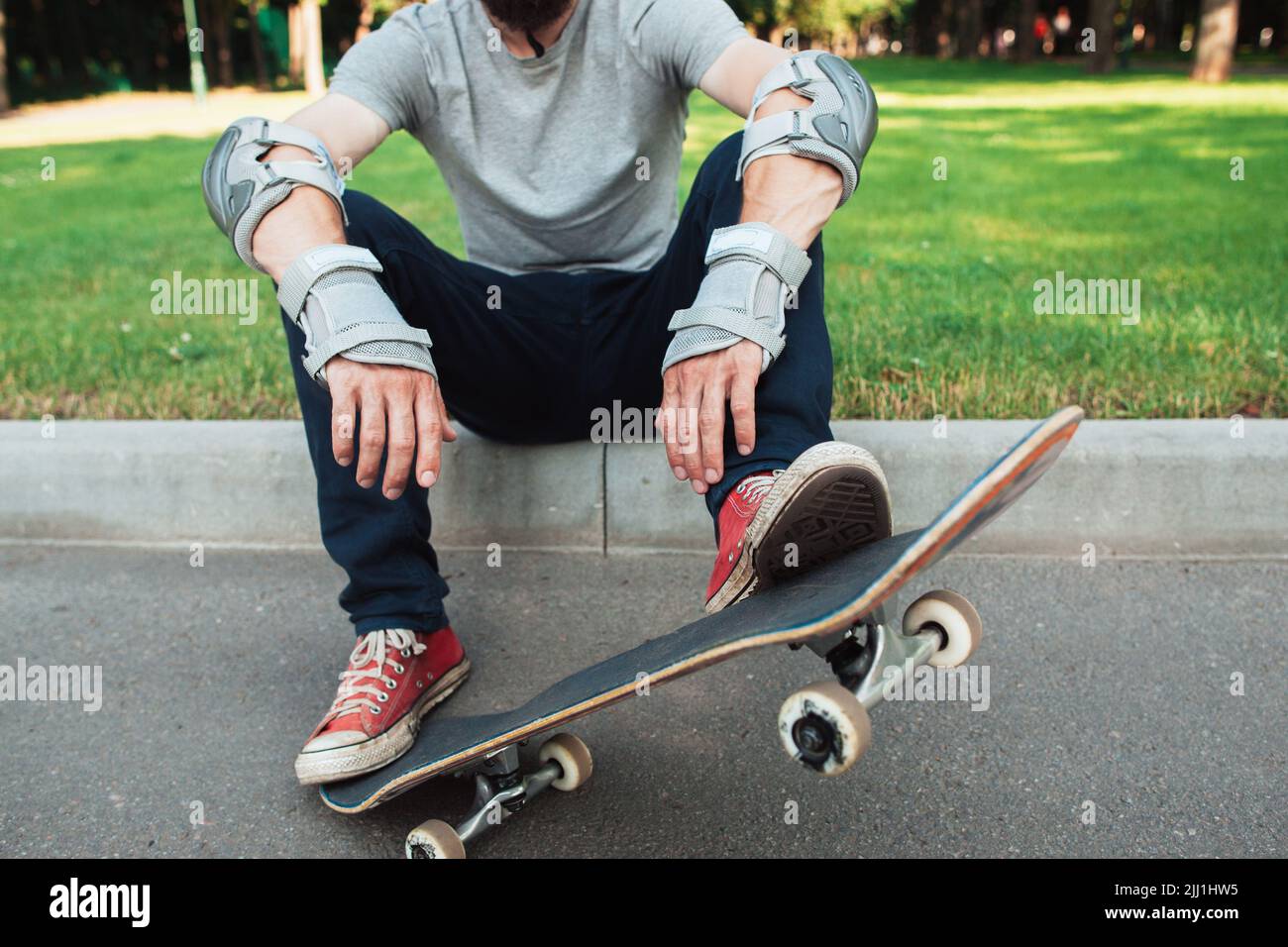 Lo skateboarder irriconoscibile ha una breve pausa Foto Stock