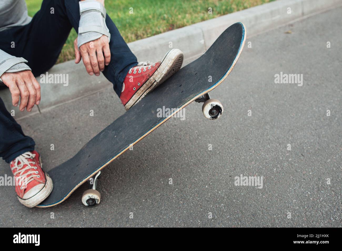 Skateboarder pronto per la prossima competizione Foto Stock