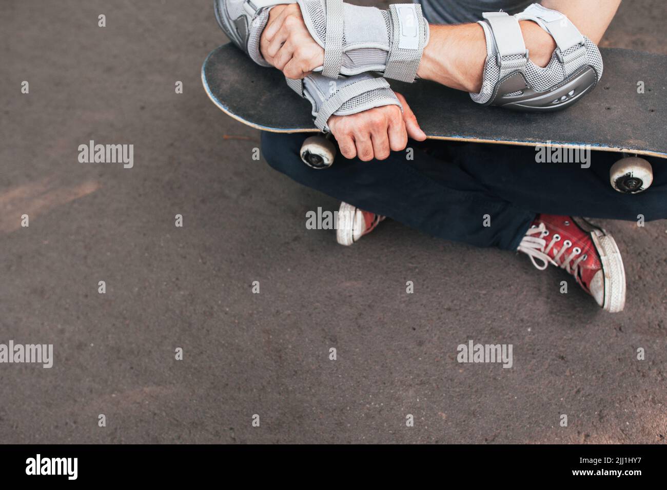 Skater professionista pronto per la prossima competizione Foto Stock