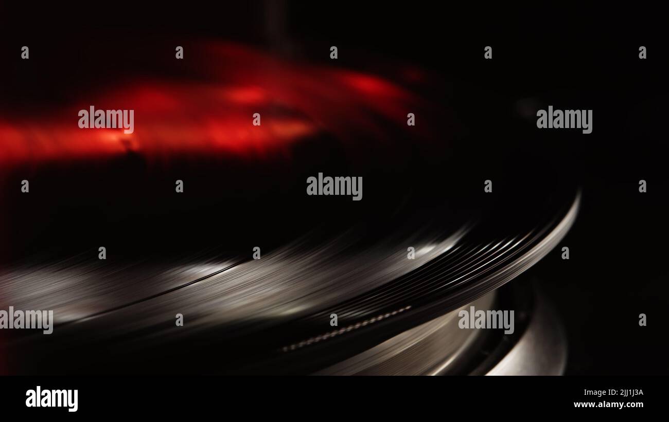 Riproduttore di dischi in vinile retrò. Primo piano. Primo piano del fonografo vintage rotante. Bella foto colorata. Spazio copia, Foto Stock