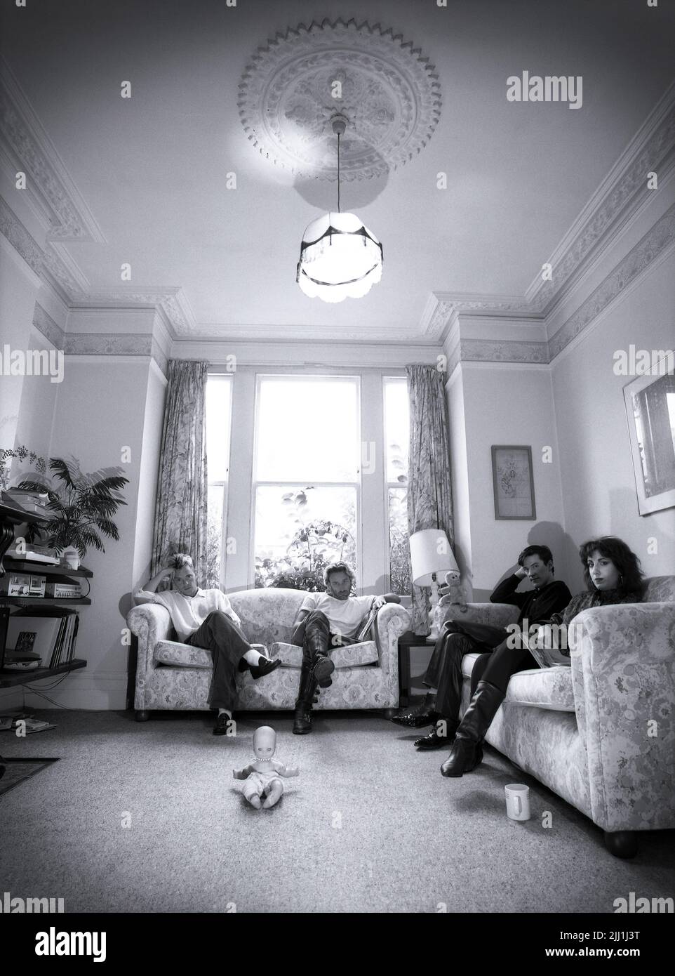 Rock band Nuovo Ordine seduto in una camera anteriore in una casa nella zona nord di Londra Foto Stock